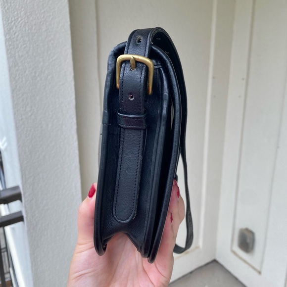 Vintage Coach saddle pouch style 9590 black leather crossbody NYC buckle summer - Picture 4 of 9